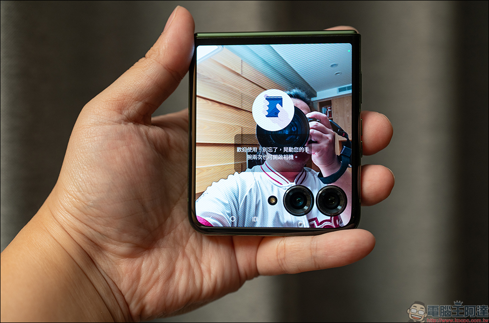 motorola razr 50 與 razr 50 Ultra 開箱|AI 智慧影像加持,小摺疊設計的完美結合 - 電腦王阿達 motorola razr 50 與 razr 50 Ultra 開箱|AI 智慧影像加持,小摺疊設計的完美結合 - 電腦王阿達