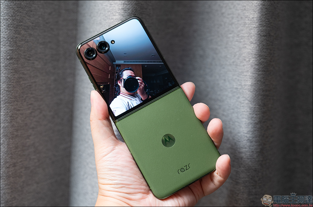 motorola razr 50 與 razr 50 Ultra 開箱|AI 智慧影像加持,小摺疊設計的完美結合 - 電腦王阿達 motorola razr 50 與 razr 50 Ultra 開箱|AI 智慧影像加持,小摺疊設計的完美結合 - 電腦王阿達