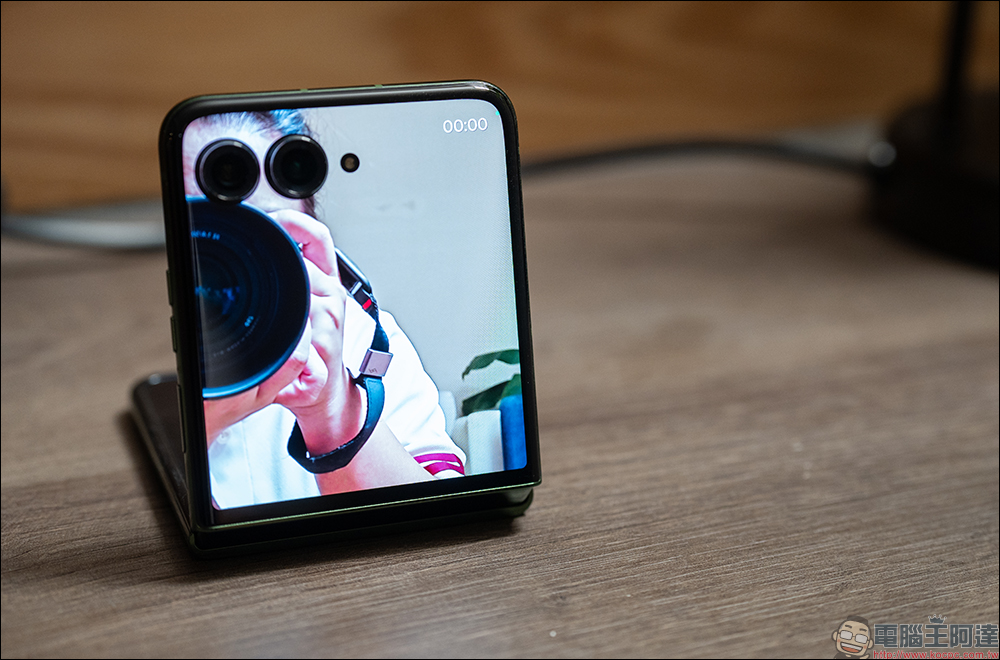 motorola razr 50 與 razr 50 Ultra 開箱|AI 智慧影像加持,小摺疊設計的完美結合 - 電腦王阿達 motorola razr 50 與 razr 50 Ultra 開箱|AI 智慧影像加持,小摺疊設計的完美結合 - 電腦王阿達