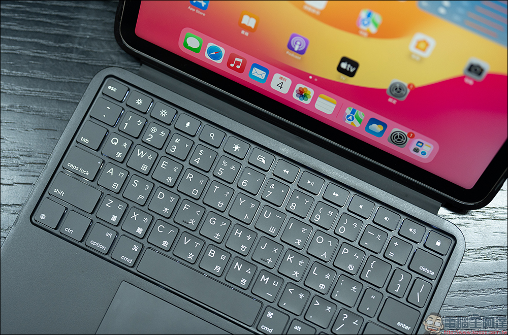 NovaPlus Konnecter 靈巧鍵盤開箱|無需藍牙、即插即用,為 iPad 用戶設計的高效工作神器! - 電腦王阿達 NovaPlus Konnecter 靈巧鍵盤開箱|無需藍牙、即插即用,為 iPad 用戶設計的高效工作神器! - 電腦王阿達