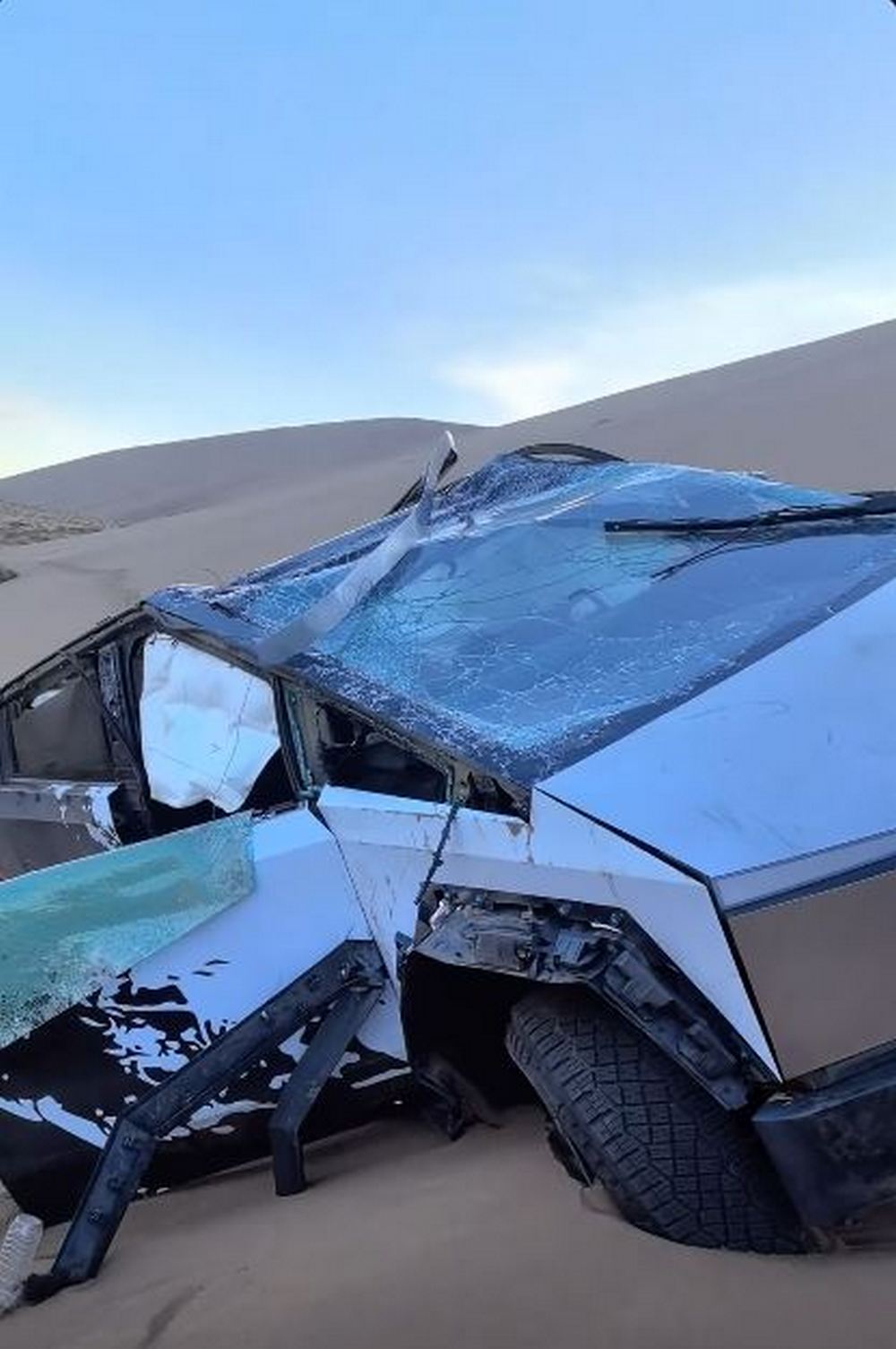 世界首翻?!特斯拉 Cybertruck 沙漠發生嚴重翻車事故:20圈翻滾後A、B柱仍無損 - 電腦王阿達 世界首翻?!特斯拉 Cybertruck 沙漠發生嚴重翻車事故:20圈翻滾後A、B柱仍無損 - 電腦王阿達