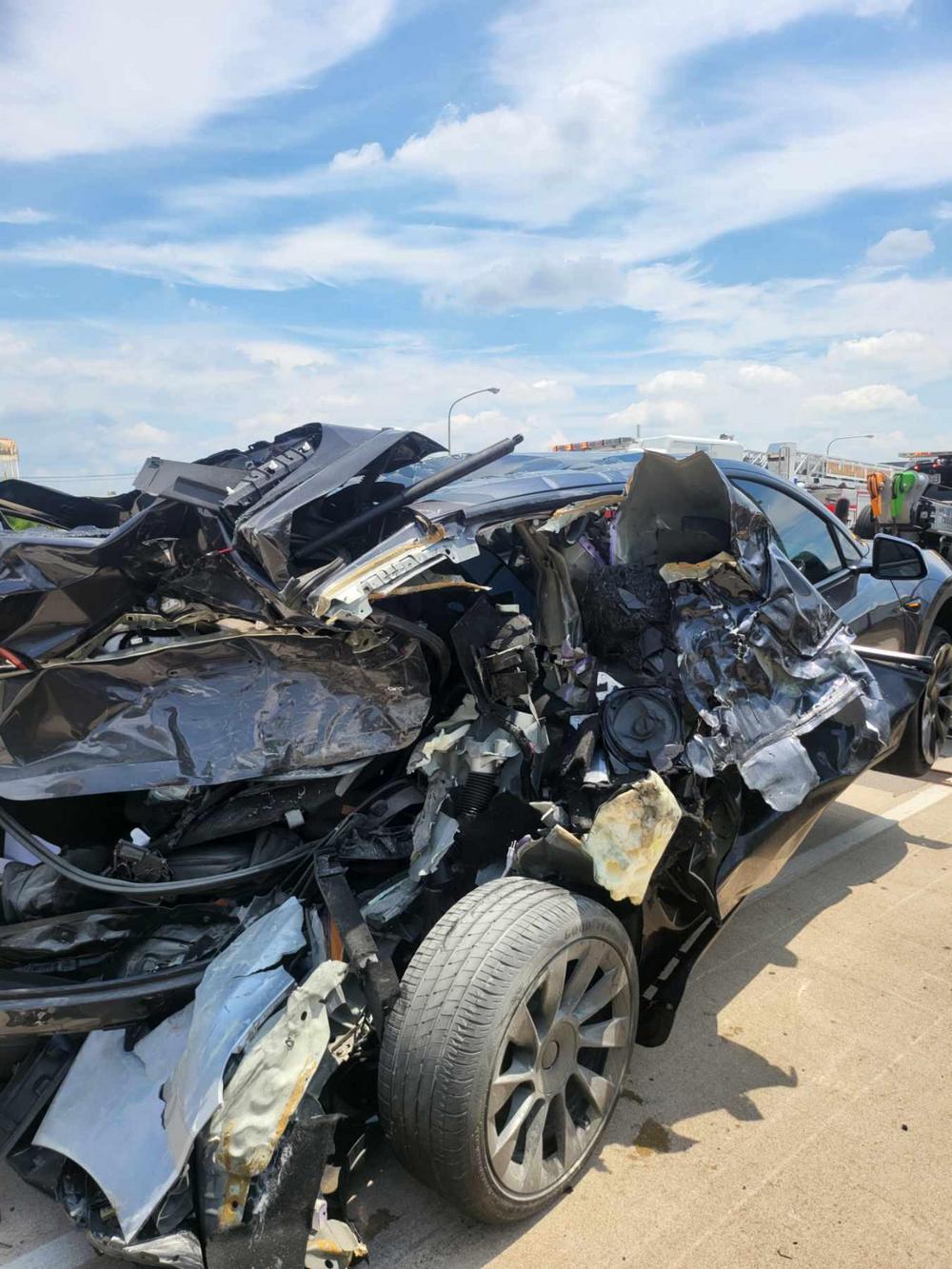 特斯拉 Model Y 再次救人一命:爆胎遭追撞車毀人沒事 - 電腦王阿達 特斯拉 Model Y 再次救人一命:爆胎遭追撞車毀人沒事 - 電腦王阿達