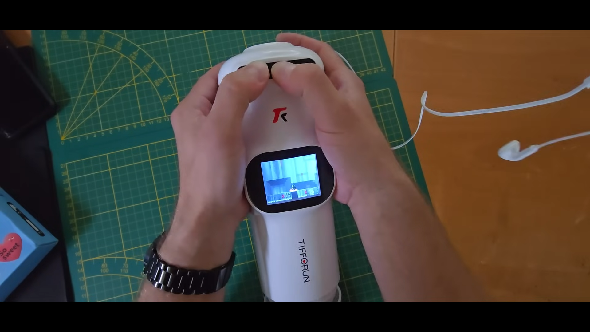 真正的射擊遊戲?腦洞玩家將《毀滅戰士》移植到電動飛機杯上 - 電腦王阿達 真正的射擊遊戲?腦洞玩家將《毀滅戰士》移植到電動飛機杯上 - 電腦王阿達