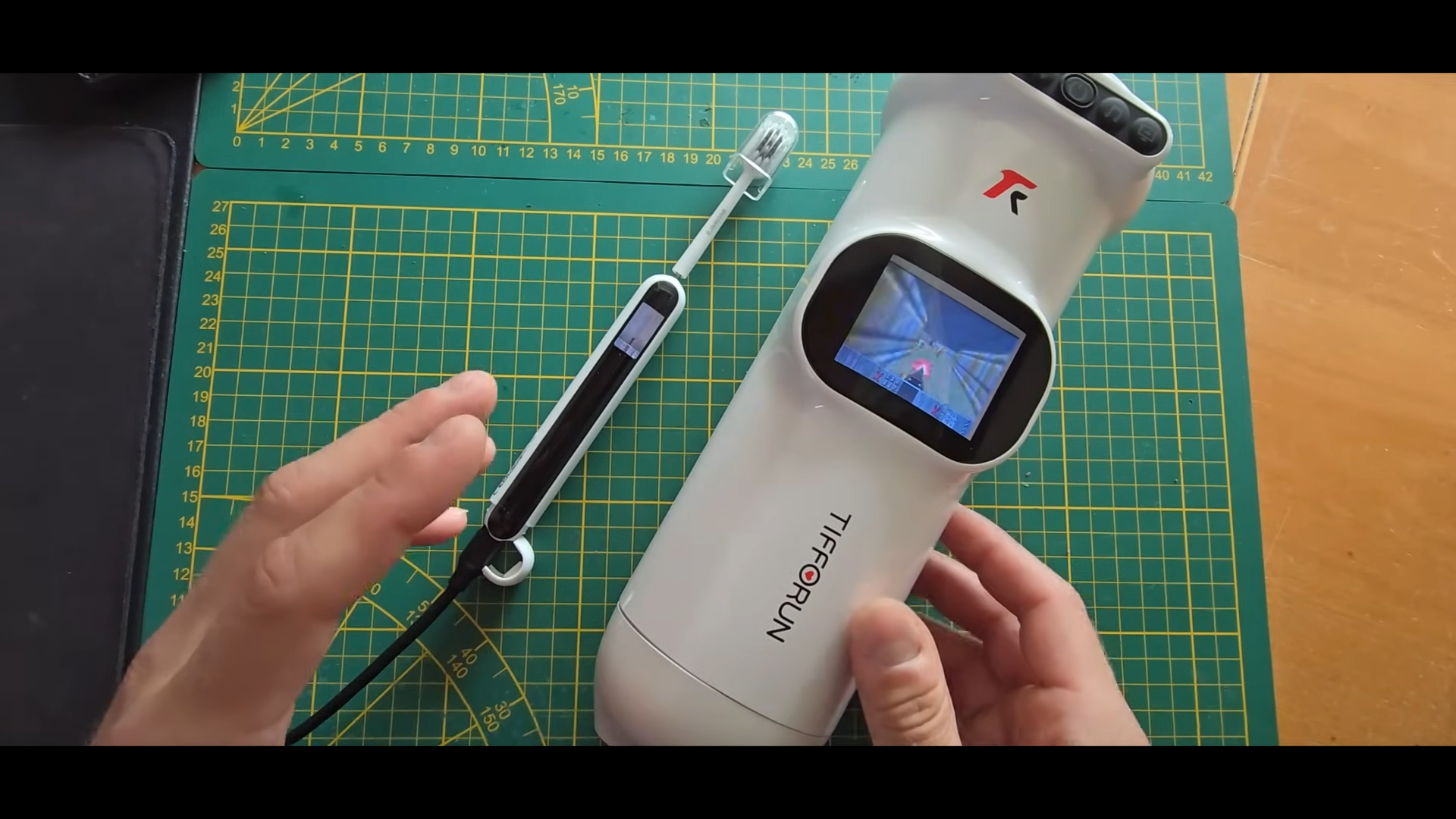 真正的射擊遊戲?腦洞玩家將《毀滅戰士》移植到電動飛機杯上 - 電腦王阿達 真正的射擊遊戲?腦洞玩家將《毀滅戰士》移植到電動飛機杯上 - 電腦王阿達