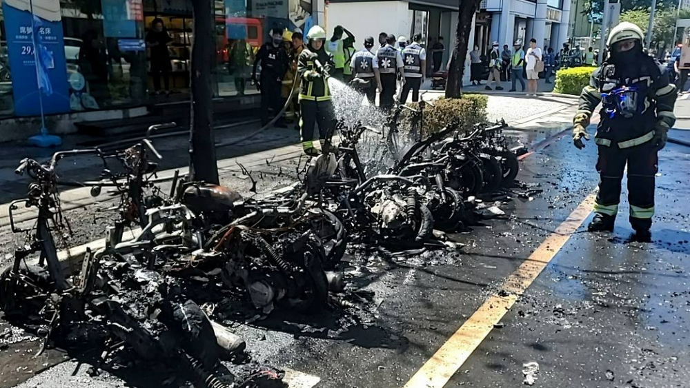 高雄鼓山區火災驚魂:1 顆電池竟引發 8 台機車和 1 台汽車連環燒! - 電腦王阿達 高雄鼓山區火災驚魂:1 顆電池竟引發 8 台機車和 1 台汽車連環燒! - 電腦王阿達