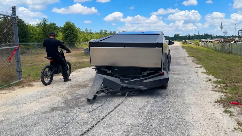 Cybertruck 拖車掛鉤實際性能受質疑,特斯拉首席工程師出面回應 - 電腦王阿達 特斯拉 Cybertruck 耐久性大比拼:與 Ford F-150 的全方位對決 - 電腦王阿達