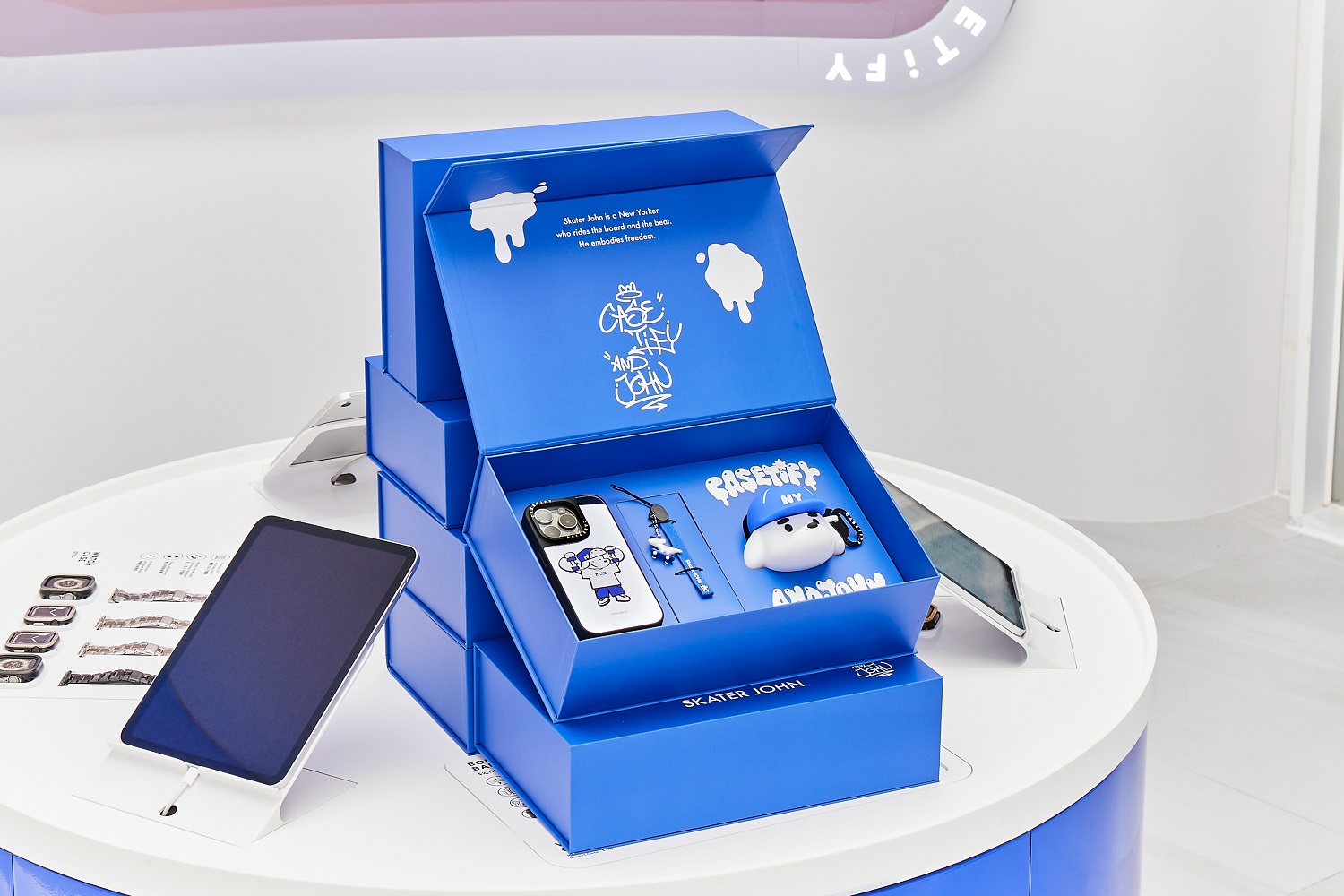 CASETiFY 全台首間街邊門市於台中勤美 誠品綠園道盛大開幕!攜手台日藝術家共創在地生活藝術塗鴉 以潮流新棲地蔓延創造力 - 電腦王阿達 Skater JOHN 獨家禮盒 8 月 7 日於 CASETiFY STUDiO 台中勤美 誠品綠園道限量販售