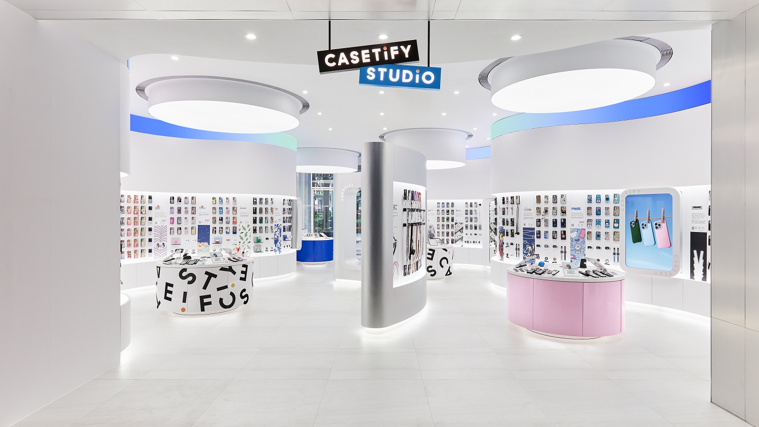 CASETiFY 全台首間街邊門市於台中勤美 誠品綠園道盛大開幕!攜手台日藝術家共創在地生活藝術塗鴉 以潮流新棲地蔓延創造力 - 電腦王阿達 CASETiFY STUDiO 台中勤美 誠品綠園道外觀設計融入質感金屬銀色,營造出更時尚活潑的氛圍