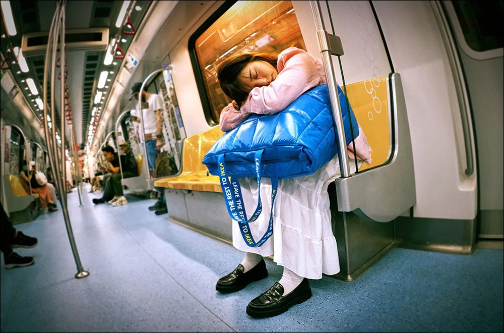 走到哪,睡到哪!IKEA 推出便攜式枕頭包,經典藍袋子變成完美小憩夥伴 - 電腦王阿達 走到哪,睡到哪!IKEA 推出便攜式枕頭包,經典藍袋子變成完美小憩夥伴 - 電腦王阿達