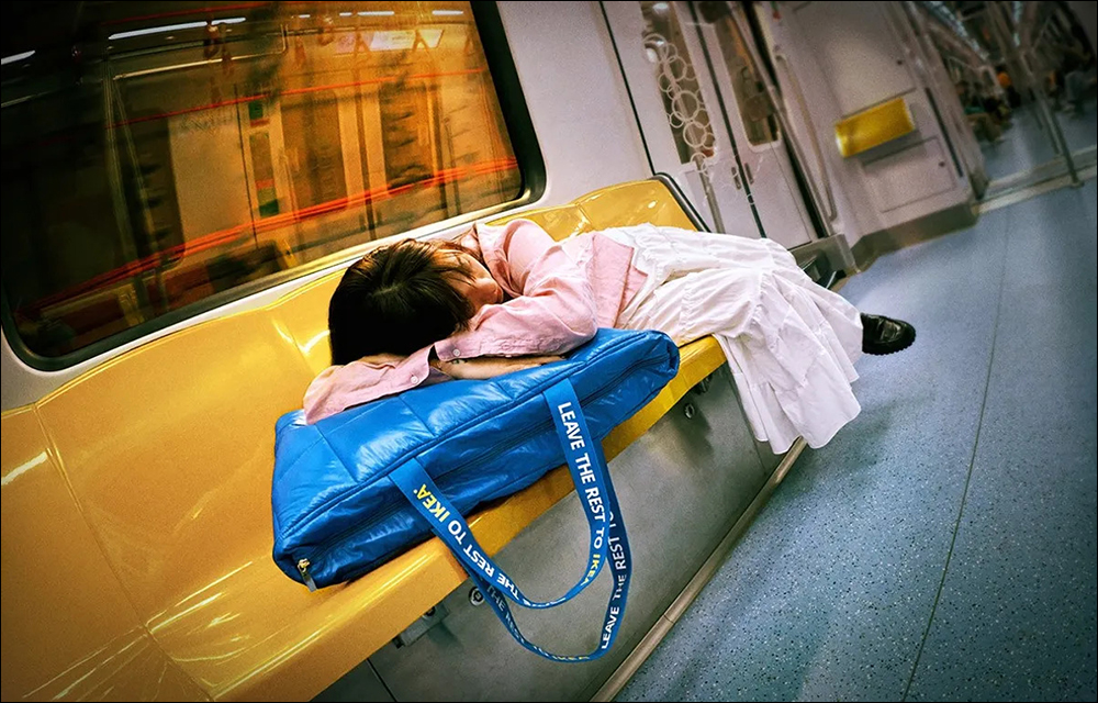 走到哪,睡到哪!IKEA 推出便攜式枕頭包,經典藍袋子變成完美小憩夥伴 - 電腦王阿達 走到哪,睡到哪!IKEA 推出便攜式枕頭包,經典藍袋子變成完美小憩夥伴 - 電腦王阿達