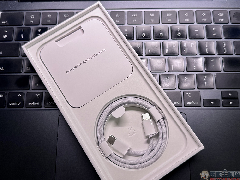 iPhone 16 Pro 首度開箱影片曝光!真的沒有附貼紙了 - 電腦王阿達 iPhone 16 Pro 首度開箱影片曝光!真的沒有附貼紙了 - 電腦王阿達