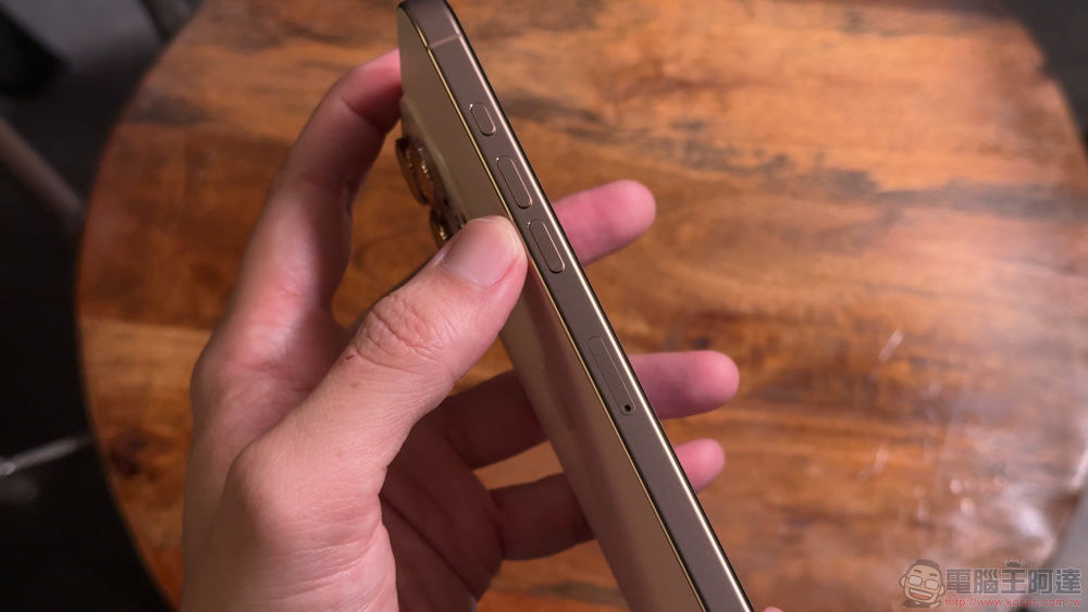 沙漠金 iPhone 16 Pro Max 開箱:讓 imos SOLID-EX2 低藍光玻璃保護貼為你的手機與雙眼加入前所未有的超防護! - 電腦王阿達 沙漠金 iPhone 16 Pro Max 開箱:讓 imos SOLID-EX2 低藍光玻璃保護貼為你的手機與雙眼加入前所未有的超防護! - 電腦王阿達