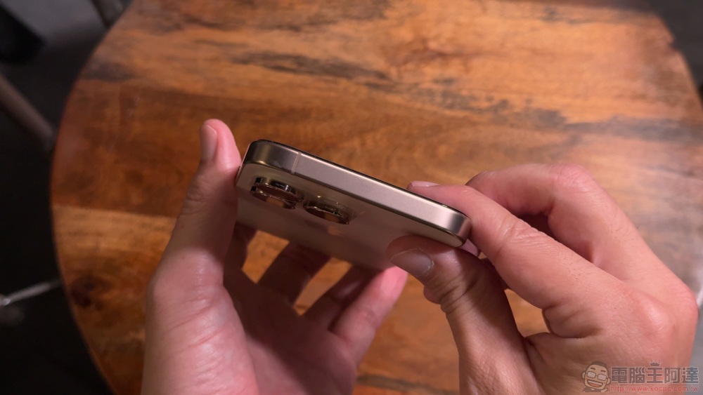 沙漠金 iPhone 16 Pro Max 開箱:讓 imos SOLID-EX2 低藍光玻璃保護貼為你的手機與雙眼加入前所未有的超防護! - 電腦王阿達 沙漠金 iPhone 16 Pro Max 開箱:讓 imos SOLID-EX2 低藍光玻璃保護貼為你的手機與雙眼加入前所未有的超防護! - 電腦王阿達