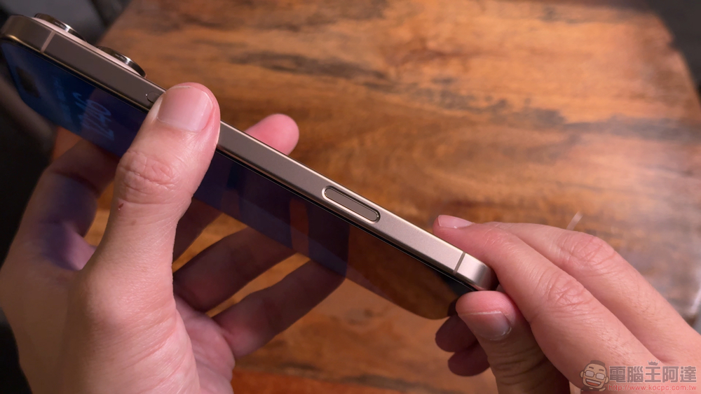 沙漠金 iPhone 16 Pro Max 開箱:讓 imos SOLID-EX2 低藍光玻璃保護貼為你的手機與雙眼加入前所未有的超防護! - 電腦王阿達 沙漠金 iPhone 16 Pro Max 開箱:讓 imos SOLID-EX2 低藍光玻璃保護貼為你的手機與雙眼加入前所未有的超防護! - 電腦王阿達