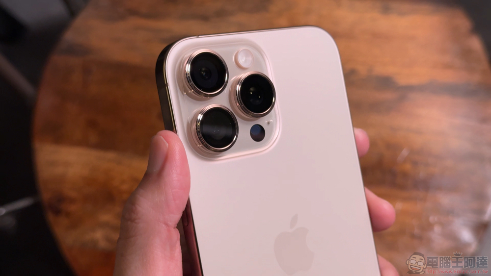 沙漠金 iPhone 16 Pro Max 開箱:讓 imos SOLID-EX2 低藍光玻璃保護貼為你的手機與雙眼加入前所未有的超防護! - 電腦王阿達 沙漠金 iPhone 16 Pro Max 開箱:讓 imos SOLID-EX2 低藍光玻璃保護貼為你的手機與雙眼加入前所未有的超防護! - 電腦王阿達