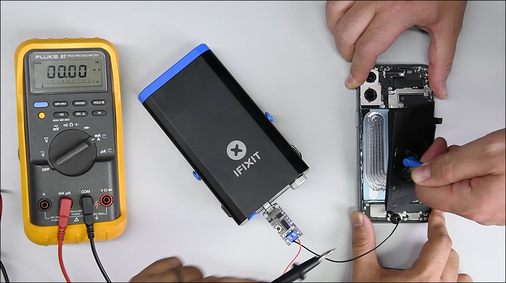iPhone 16 被 iFixit 拆解,揭露 iPhone 16 與 16 Plus 具備 16 Pro 系列都沒有的全新、更簡單的可更換電池系統 - 電腦王阿達 iPhone 16 被 iFixit 拆解,揭露 iPhone 16 與 16 Plus 具備 16 Pro 系列都沒有的全新、更簡單的可更換電池系統 - 電腦王阿達