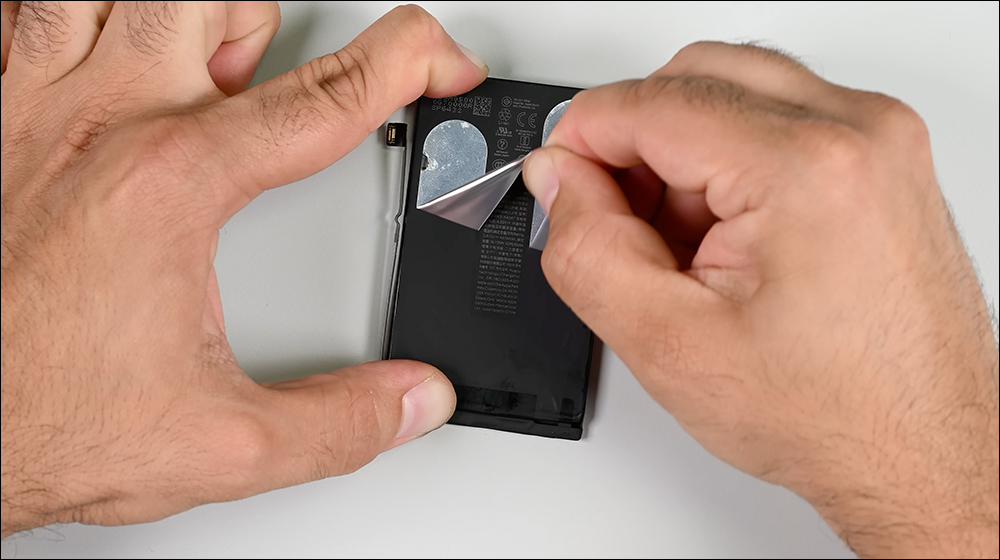 iPhone 16 被 iFixit 拆解,揭露 iPhone 16 與 16 Plus 具備 16 Pro 系列都沒有的全新、更簡單的可更換電池系統 - 電腦王阿達 iPhone 16 被 iFixit 拆解,揭露 iPhone 16 與 16 Plus 具備 16 Pro 系列都沒有的全新、更簡單的可更換電池系統 - 電腦王阿達