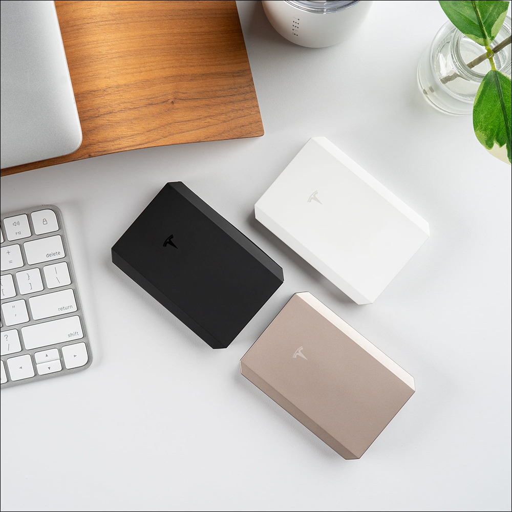 特斯拉全新無線行動電源推出:簡約外型搭配磁吸摺疊設計,MagSafe 磁吸手機支架、支援 2 台裝置同時充電 - 電腦王阿達 特斯拉全新無線行動電源推出:簡約外型搭配磁吸摺疊設計,MagSafe 磁吸手機支架、支援 2 台裝置同時充電 - 電腦王阿達