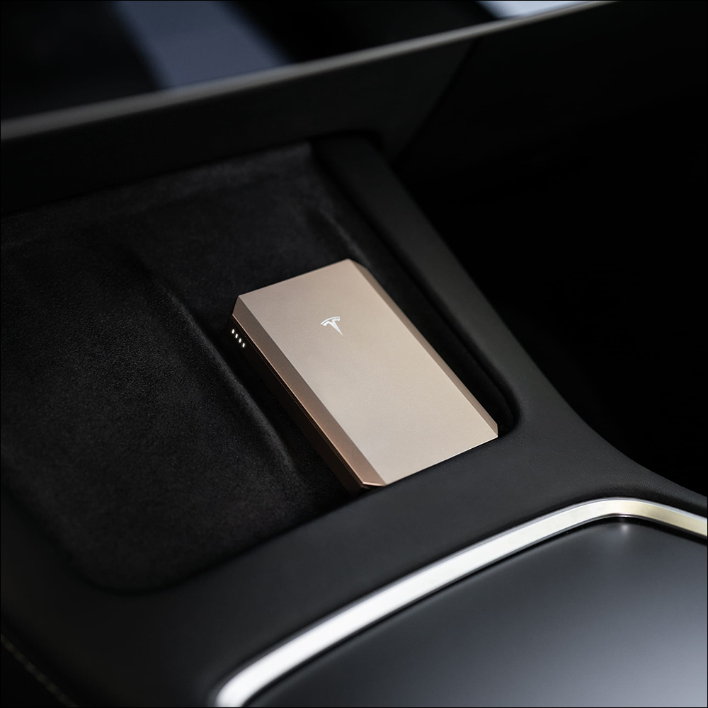 特斯拉全新無線行動電源推出:簡約外型搭配磁吸摺疊設計,MagSafe 磁吸手機支架、支援 2 台裝置同時充電 - 電腦王阿達 特斯拉全新無線行動電源推出:簡約外型搭配磁吸摺疊設計,MagSafe 磁吸手機支架、支援 2 台裝置同時充電 - 電腦王阿達