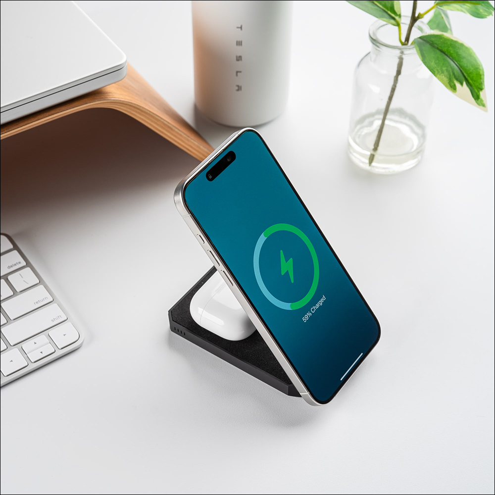 特斯拉全新無線行動電源推出:簡約外型搭配磁吸摺疊設計,MagSafe 磁吸手機支架、支援 2 台裝置同時充電 - 電腦王阿達 特斯拉全新無線行動電源推出:簡約外型搭配磁吸摺疊設計,MagSafe 磁吸手機支架、支援 2 台裝置同時充電 - 電腦王阿達
