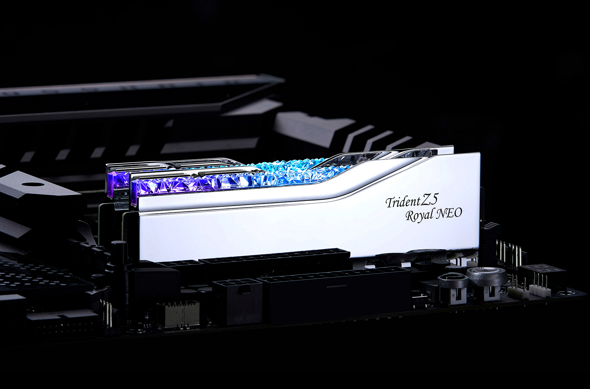 再創巔峰! 芝奇展示 DDR5-9000 48GB (24GBx2) 極速記憶體套裝 - 電腦王阿達 DDR5-9000 CL44-56-56 48GB(24GBx2) 的超高速度,搭配 AMD Ryzen 7 8700G 處理器與 ASUS ROG CROSSHAIR X870E HERO 主機板