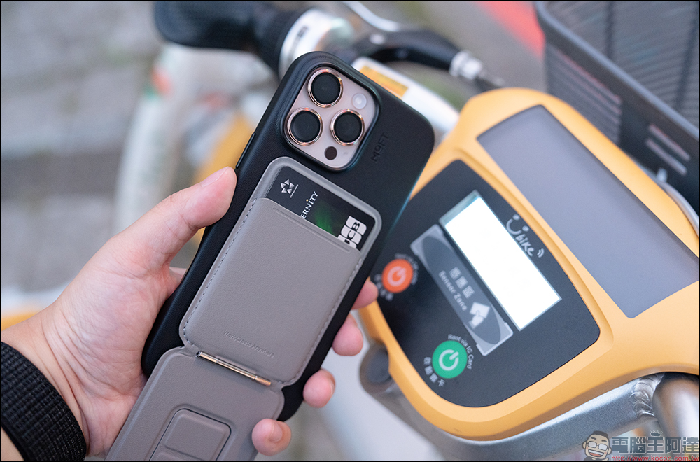 iPhone 16 必備!MOFT 瞬變三角支架 MOVAS™ 卡夾版與保護殼開箱,隱形磁吸支架與收納的完美結合 - 電腦王阿達 iPhone 16 必備!MOFT 瞬變三角支架 MOVAS™ 卡夾版與保護殼開箱,隱形磁吸支架與收納的完美結合 - 電腦王阿達