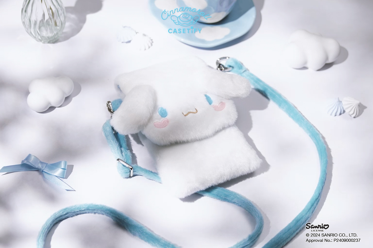 CASETiFY 全新推出大耳狗喜拿聯名系列 打造天空藍色調電子配件與療癒可愛立體絨毛手機殼 - 電腦王阿達 最引人注目的產品為「大耳狗立體絨毛隨身包」,採用柔軟的白色絨毛材質製成,完美打造出喜拿可愛的大耳朵