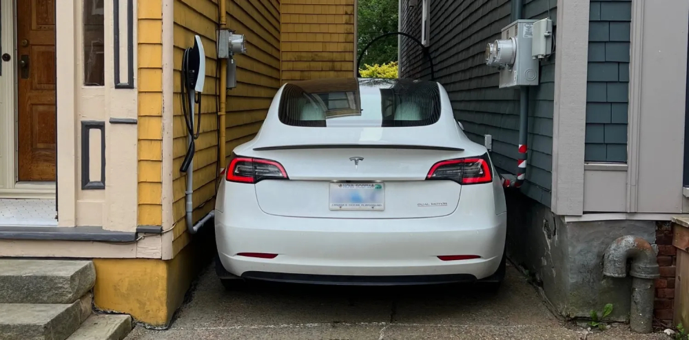 Tesla 召喚功能才能停進狹窄車位 Tesla 召喚功能才能停進狹窄車位