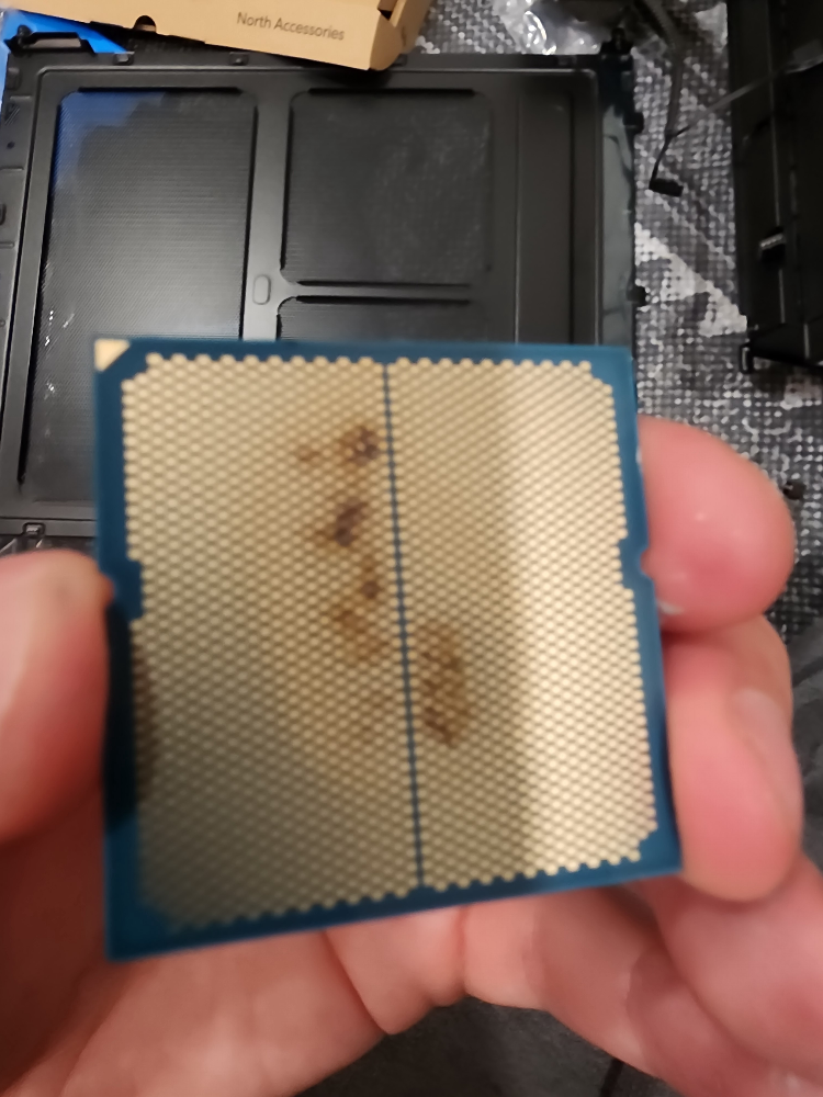 AMD Ryzen 7 9800X3D 燒毀首例現身,主機板 CPU 插槽也燒黑 - 電腦王阿達 AMD Ryzen 7 9800X3D 燒毀首例現身,主機板 CPU 插槽也燒黑 - 電腦王阿達