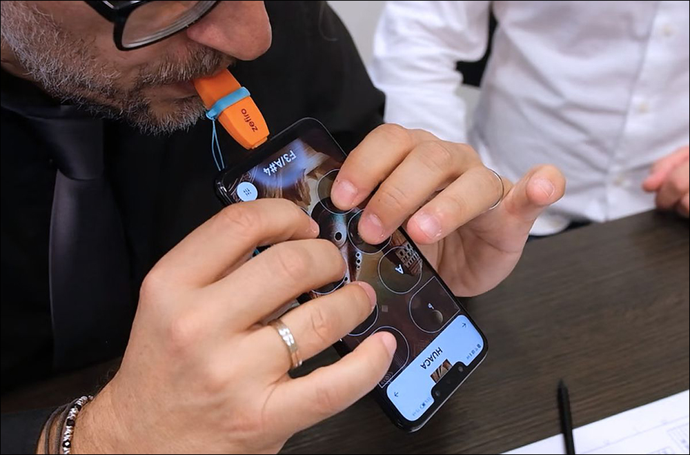 USB-C 吹嘴裝置造型像隨身碟,居然能演奏音樂?義大利新創公司推出就能讓手機變行動吹奏樂器! - 電腦王阿達 USB-C 吹嘴裝置造型像隨身碟,居然能演奏音樂?義大利新創公司推出就能讓手機變行動吹奏樂器! - 電腦王阿達