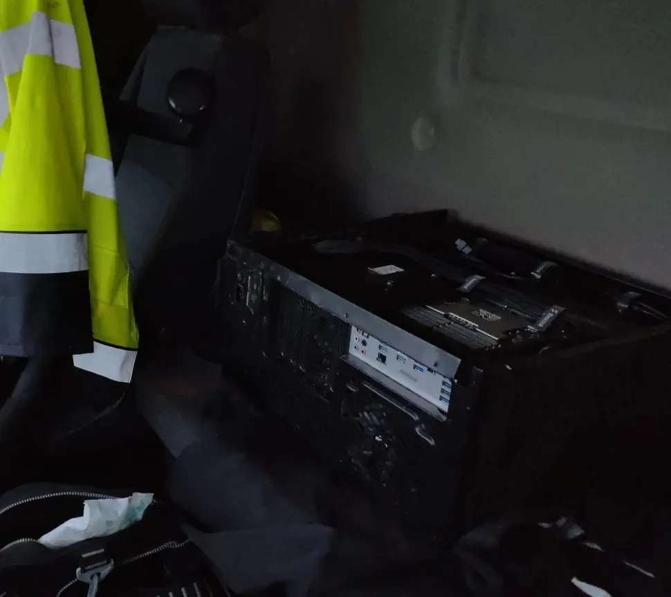 垃圾車司機在垃圾桶找到一台 Threadripper 處理器 + RTX 2080 Ti 遊戲 PC,清洗完後可正常開機使用 - 電腦王阿達 垃圾車司機在垃圾桶找到一台 Threadripper 處理器 + RTX 2080 Ti 遊戲 PC,清洗完後可正常開機使用 - 電腦王阿達