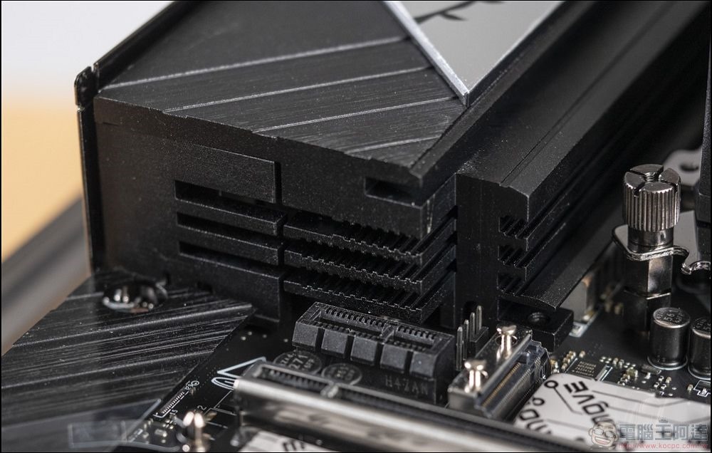 MSI MEG Z890 UNIFY-X 開箱 - 12 MSI MEG Z890 UNIFY-X 開箱 - 12