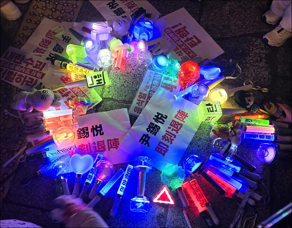 韓國民眾將罷免總統示威活動變成街頭 K-Pop 音樂派對?各家應援手燈紛紛出動,現場宛如 MAMA 演唱會 - 電腦王阿達 韓國民眾將罷免總統示威活動變成街頭 K-Pop 音樂派對?各家應援手燈紛紛出動,現場宛如 MAMA 演唱會 - 電腦王阿達