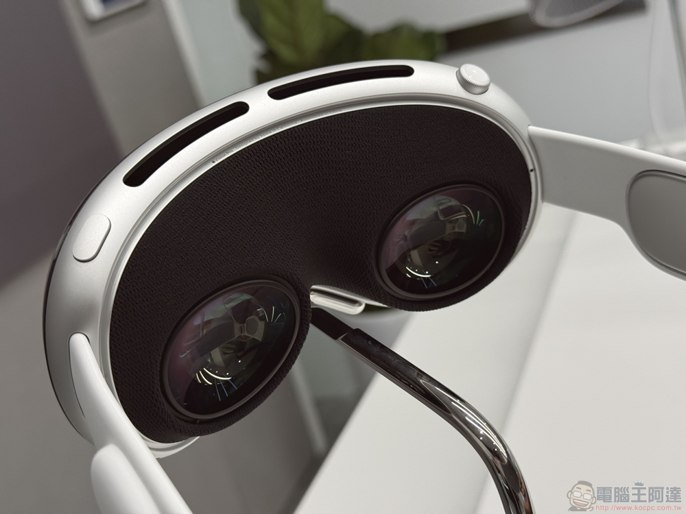 Apple Vision Pro 登台動手玩:為什麼跟別人借不如直接到門市體驗? - 電腦王阿達 Apple Vision Pro 登台動手玩:為什麼跟別人借不如直接到門市體驗? - 電腦王阿達
