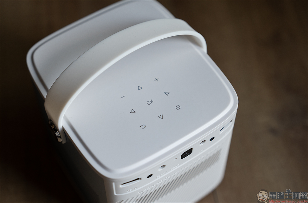 OVO U10 行動投影機開箱|首款搭載 OVO+Google TV 雙系統,1800 流明高亮度、3 小時長續航、可 K 歌,官方授權 Netflix - 電腦王阿達 OVO U10 行動投影機開箱|首款搭載 OVO+Google TV 雙系統,1800 流明高亮度、3 小時長續航、可 K 歌,官方授權 Netflix - 電腦王阿達