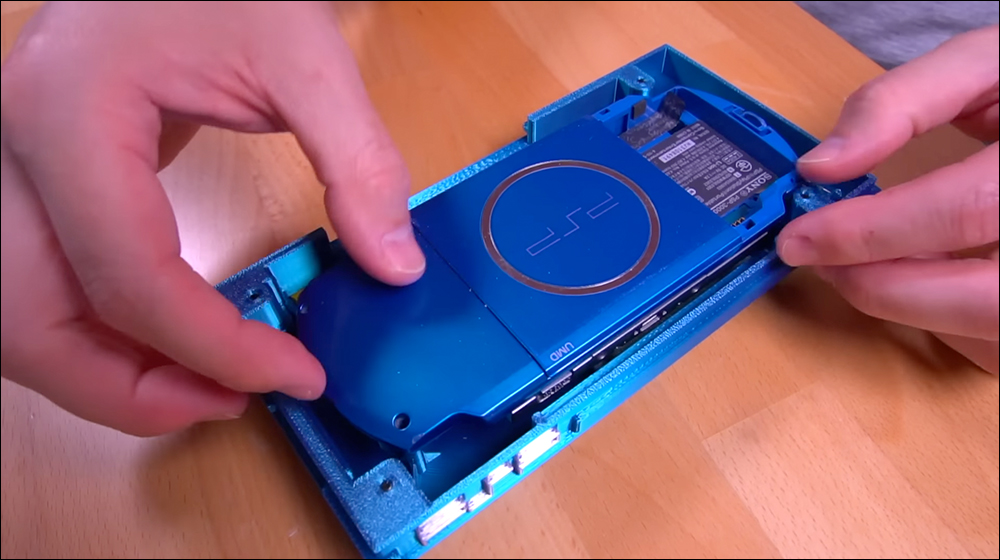 國外神人將壞掉的 PSP 改裝成迷你版的 PS2,且支援各種藍牙控制器 - 電腦王阿達 國外神人將壞掉的 PSP 改裝成迷你版的 PS2,且支援各種藍牙控制器 - 電腦王阿達