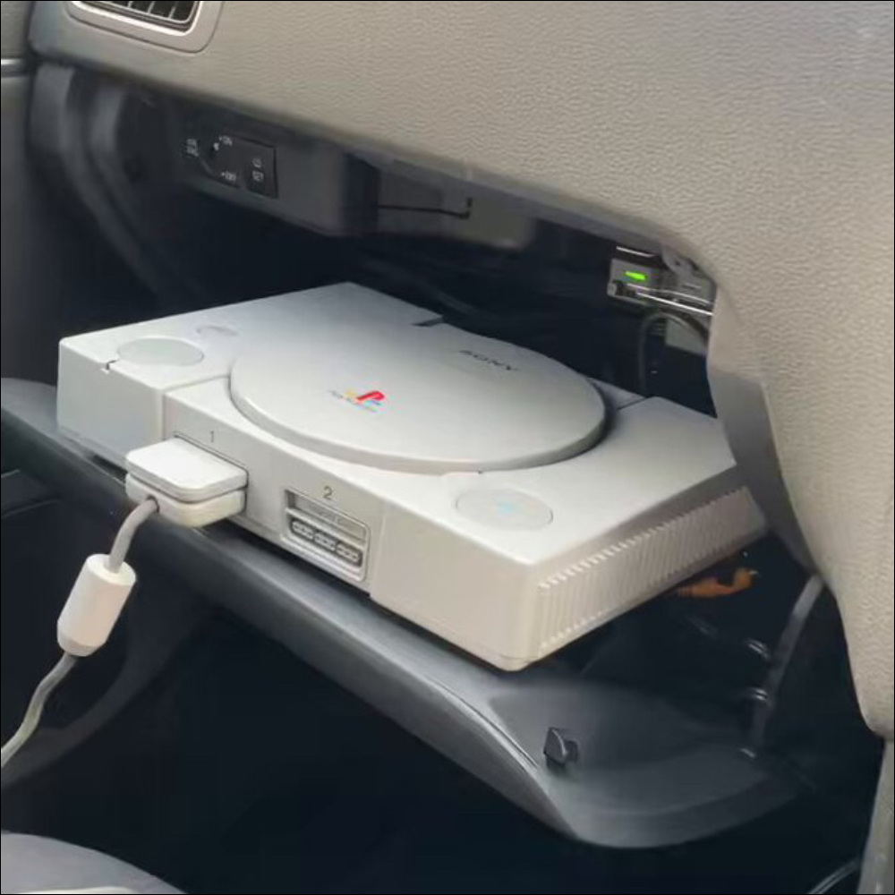 PlayStation 遊戲車內也能玩?日本網友將車機螢幕改裝玩起 PS1 遊戲,也有 wii U 和 Switch 玩家分享車內遊戲場景 - 電腦王阿達 PlayStation 遊戲車內也能玩?日本網友將車機螢幕改裝玩起 PS1 遊戲,也有 wii U 和 Switch 玩家分享車內遊戲場景 - 電腦王阿達