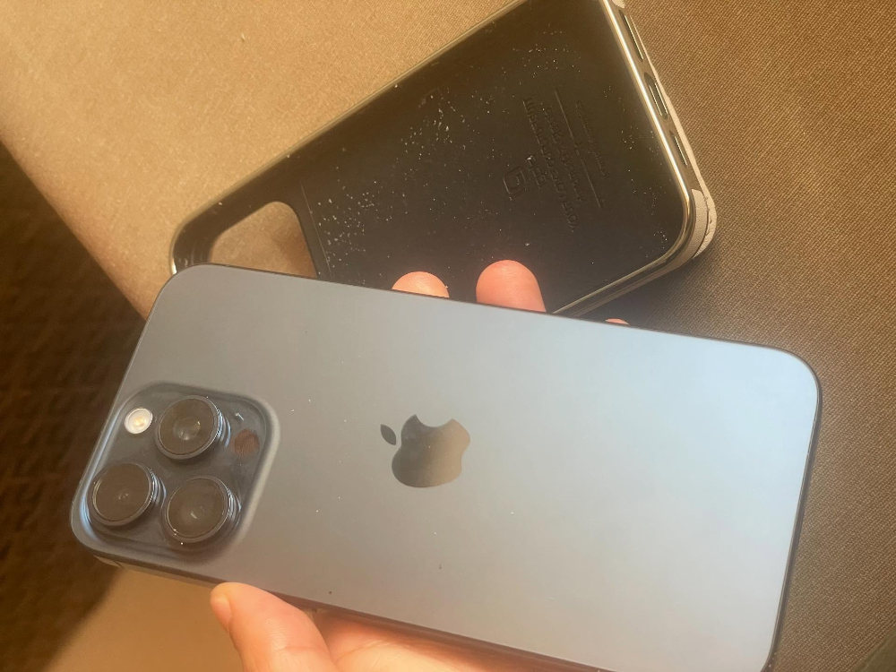 沈入海中三公尺 iPhone 沈入海中三公尺 iPhone