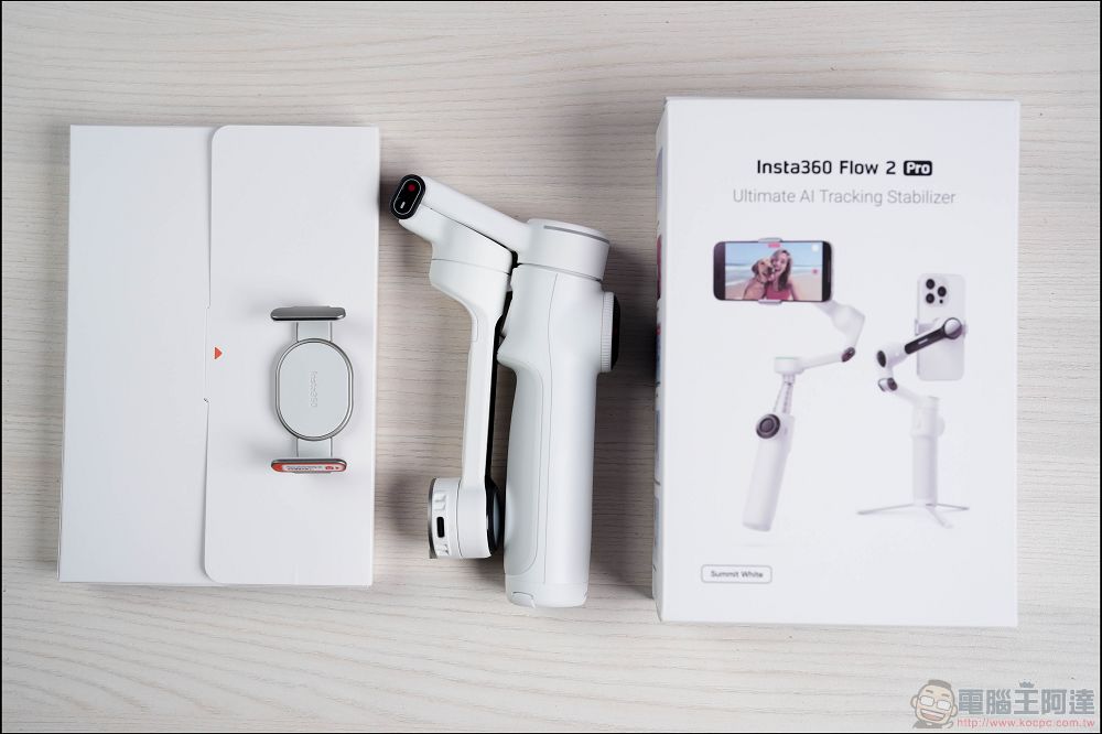 Insta360 Flow 2 Pro 開箱:結合穩定器、自拍棒、提詞器與AI追蹤,最萬能的手機創作工具 - 電腦王阿達 Insta360 Flow 2 Pro 開箱:結合穩定器、自拍棒、提詞器與AI追蹤,最萬能的手機創作工具 - 電腦王阿達