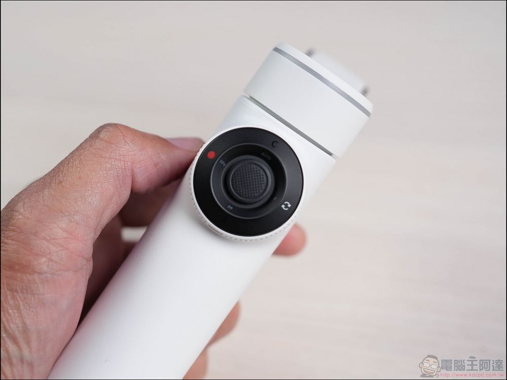 Insta360 Flow 2 Pro 開箱:結合穩定器、自拍棒、提詞器與AI追蹤,最萬能的手機創作工具 - 電腦王阿達 Insta360 Flow 2 Pro 開箱:結合穩定器、自拍棒、提詞器與AI追蹤,最萬能的手機創作工具 - 電腦王阿達