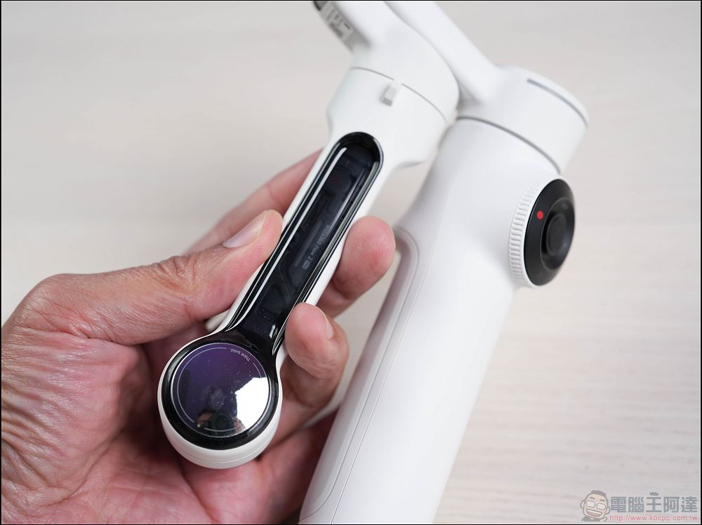 Insta360 Flow 2 Pro 開箱:結合穩定器、自拍棒、提詞器與AI追蹤,最萬能的手機創作工具 - 電腦王阿達 Insta360 Flow 2 Pro 開箱:結合穩定器、自拍棒、提詞器與AI追蹤,最萬能的手機創作工具 - 電腦王阿達