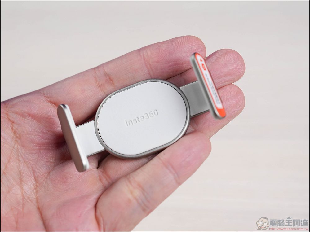 Insta360 Flow 2 Pro 開箱:結合穩定器、自拍棒、提詞器與AI追蹤,最萬能的手機創作工具 - 電腦王阿達 Insta360 Flow 2 Pro 開箱:結合穩定器、自拍棒、提詞器與AI追蹤,最萬能的手機創作工具 - 電腦王阿達