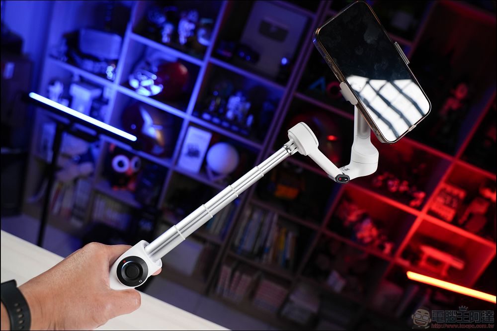 Insta360 Flow 2 Pro 開箱:結合穩定器、自拍棒、提詞器與AI追蹤,最萬能的手機創作工具 - 電腦王阿達 Insta360 Flow 2 Pro 開箱:結合穩定器、自拍棒、提詞器與AI追蹤,最萬能的手機創作工具 - 電腦王阿達