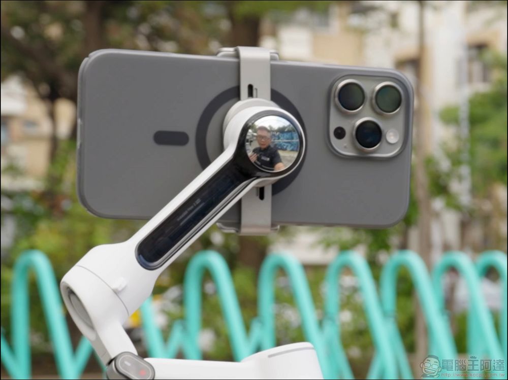 Insta360 Flow 2 Pro 開箱:結合穩定器、自拍棒、提詞器與AI追蹤,最萬能的手機創作工具 - 電腦王阿達 Insta360 Flow 2 Pro 開箱:結合穩定器、自拍棒、提詞器與AI追蹤,最萬能的手機創作工具 - 電腦王阿達