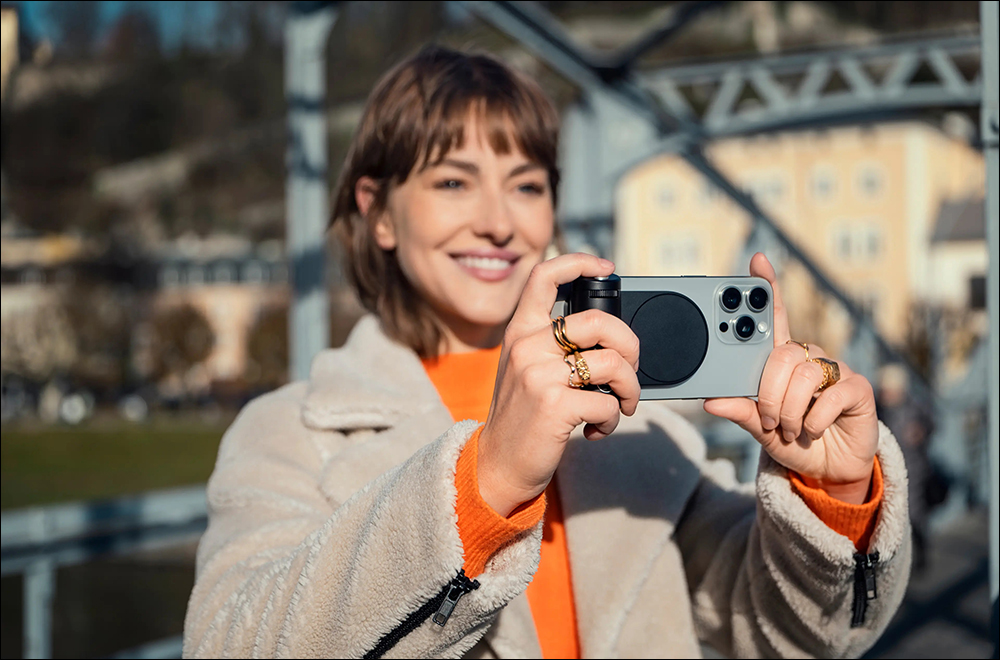 徠卡 Leica LUX Grip 手柄推出:支援 MagSafe,讓 iPhone 手機攝影更具經典手感 - 電腦王阿達 徠卡 Leica LUX Grip 手柄推出:支援 MagSafe,讓 iPhone 手機攝影更具經典手感 - 電腦王阿達