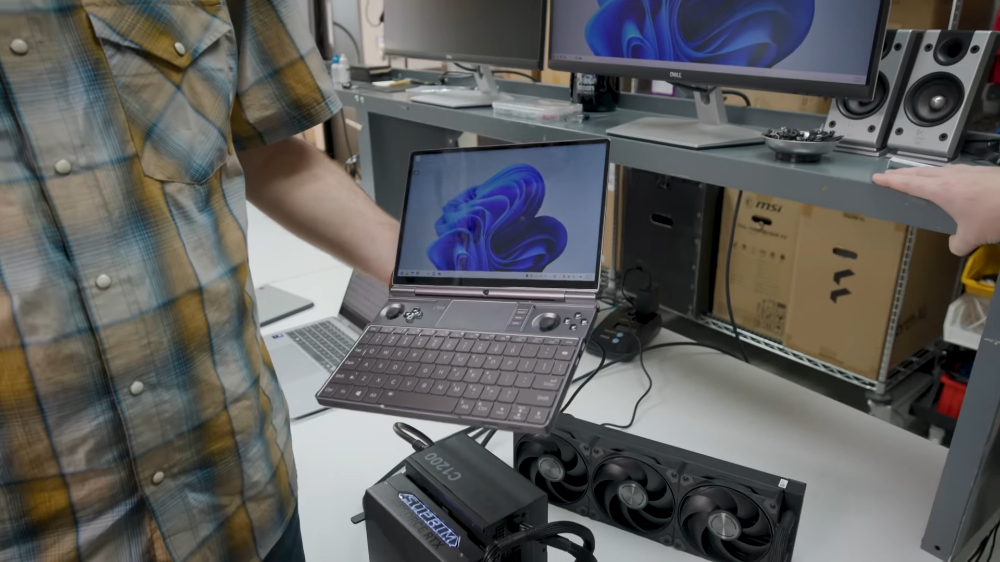 RTX 5090 使用 eGPU 顯卡外接盒時,遊戲效能損失多嗎?這實測影片告訴你 - 電腦王阿達 RTX 5090 使用 eGPU 顯卡外接盒時,遊戲效能損失多嗎?這實測影片告訴你 - 電腦王阿達