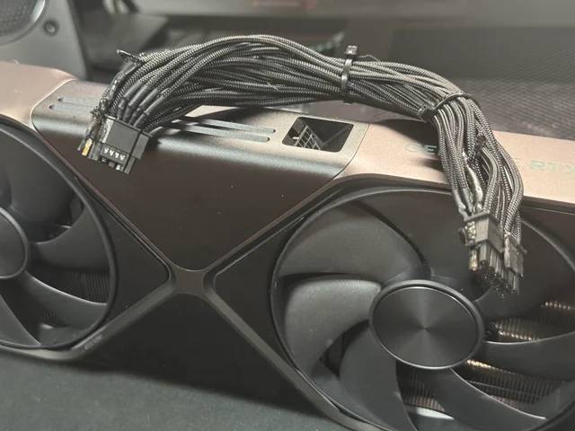 首個 RTX 5090 電源連接熔化的案例出現,不過是第三方造成 - 電腦王阿達 首個 RTX 5090 電源連接熔化的案例出現,不過是第三方造成 - 電腦王阿達