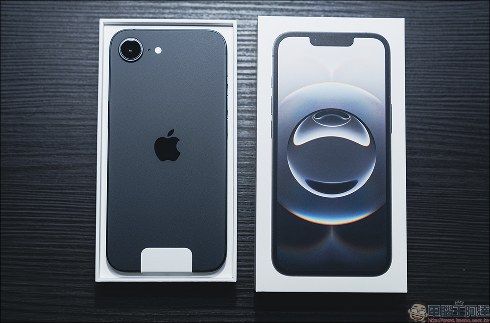iPhone 16e 開箱|簡單純粹,48MP 一鏡抵兩鏡、A18 旗艦性能與超長續航 - 電腦王阿達 iPhone 16e 開箱|簡單純粹,48MP 一鏡抵兩鏡、A18 旗艦性能與超長續航 - 電腦王阿達