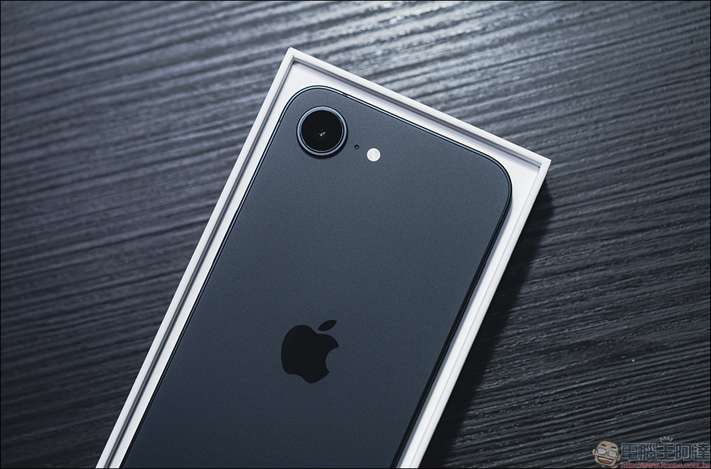 iPhone 16e 開箱|簡單純粹,48MP 一鏡抵兩鏡、A18 旗艦性能與超長續航 - 電腦王阿達 iPhone 16e 開箱|簡單純粹,48MP 一鏡抵兩鏡、A18 旗艦性能與超長續航 - 電腦王阿達
