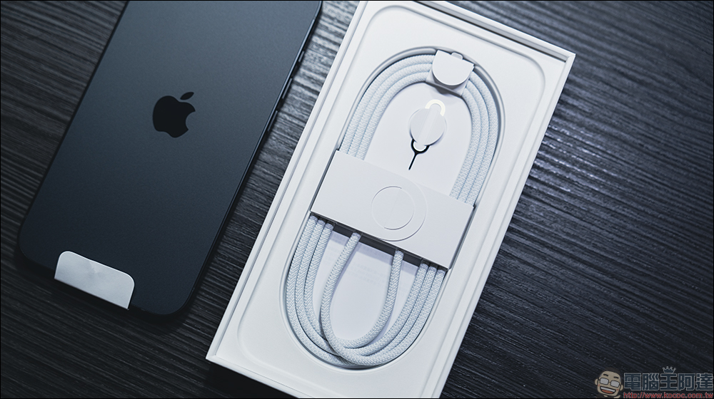 iPhone 16e 開箱|簡單純粹,48MP 一鏡抵兩鏡、A18 旗艦性能與超長續航 - 電腦王阿達 iPhone 16e 開箱|簡單純粹,48MP 一鏡抵兩鏡、A18 旗艦性能與超長續航 - 電腦王阿達